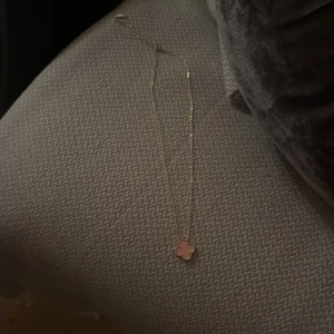 Guldhalsband med fyrklöver - Säljer ett så fint guldhalsband med en fyrklöver. Helt nytt! 