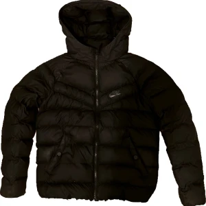 Svart dunjacka från Nike - Säljer en svart dunjacka från Nike i mycket bra skick. Perfekt för kalla vinterdagar. Den är långärmad och har en klassisk pufferstil som är både snygg och funktionell. Den är i storlek M men den är mycket mindre🫶🏼