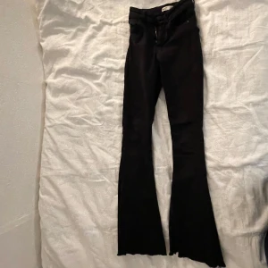 Svarta bootcut jeans från Gina Tricot - Säljer ett par svarta bootcut jeans från Gina Tricot i storlek XS! Medel hög midja och är i bra skick. Perfekta för både vardag och fest! ❤️