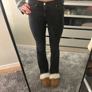 Svarta jeans i okej skick  - Säljer ett par svarta bootcut jeans som är hyfsat välanvända. Inerbenslängden är cirka 77-78cm midjemåttet är cirka 35-36cm