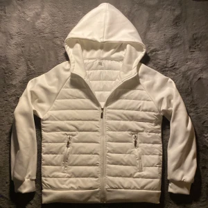 Viellas cardigan  - Säljer en Viellas cardigan i färgen vit! 😊Perfekt för kyliga dagar. 🍂 Jackan är i mycket bra skick och passar perfekt för höst och vår. 🍁skriv för fler bilder eller bilder och funderingar!