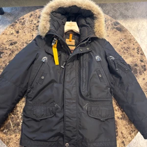 Parajumpers Vinterjacka - Vinterjackan är i gott skick, vänligen skriv till mig innan köp. Kvitto finns och skickas tillsammans med jackan. Priset kan diskuteras vid snabb affär.