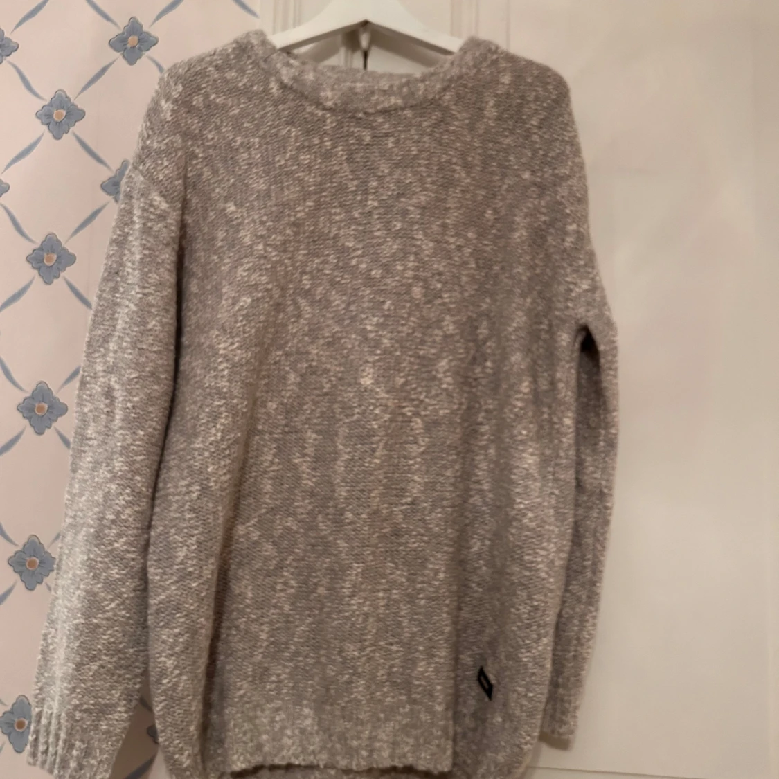 Grå stickad tröja från Dr. Denim