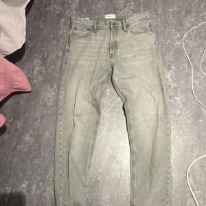 Grå jeans från Weekday - Säljer ett par snygga grå jeans från Weekday. De är i bra skick och har en klassisk straight passform. Perfekta för både vardag och fest! 🖤