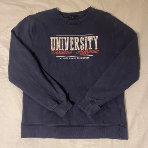 Mörkblå sweatshirt med tryck - Säljer en mörkblå sweatshirt med tryck. Använt mycket men i fint skick:)