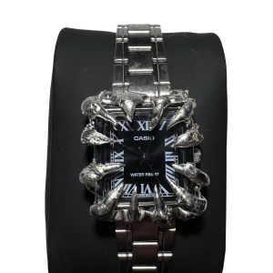Casio klocka med unikt armband - Säljer en cool Casio klocka med ett unikt och edgy armband. Klockan har en svart urtavla med romerska siffror och är vattenresistent. Armbandet är i silverfärg och har en tuff design som ser ut som klor runt urtavlan. Perfekt för dig som vill sticka ut!