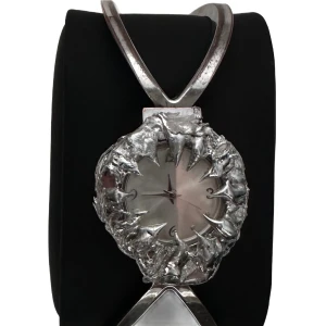 Unik silverfärgad klocka - Säljer en unik klocka med en cool, glittrig design. Den har en silverfärgad urtavla med ett konstnärligt, nästan smält utseende runt kanterna. Perfekt för att sticka ut på festen! Armbandet är i matchande silver och ger en futuristisk känsla. Passar perfekt för den som vill ha något annorlunda och iögonfallande.