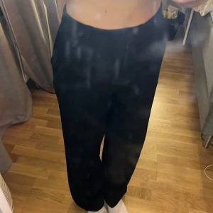 Svarta kostymbyxor - Säljer ett par högmidjade svarta kostymbyxor i mycket bra skick. De är raka och lite mer loose passform. Perfekta för alla tillfällen! Säljer då de inte kommer till användning💞