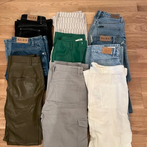 Samling av byxor från NA-KD och andra märken - Säljer en samling av byxor i olika stilar och färger. Inkluderar jeans och byxor. Färgerna varierar från klassiskt blått och svart till trendigt grönt och vitt. Perfekt för både vardag och fest! 🛍️1 svarta byxor = storlek 34 Na kd  2 svart randiga = storlek 36 Na kd  3 lee jeans = storlek 34  4 jeans = storlek 34 Na kd  5 gröna byxor = storlek 34 STR 6 jeans = storlek 34 Na kd  7 jeans = storlek 34 Gina tricot  8 bruna byxor = storlek XS pull & bear  9 gråa byxor = storlek 34 Na