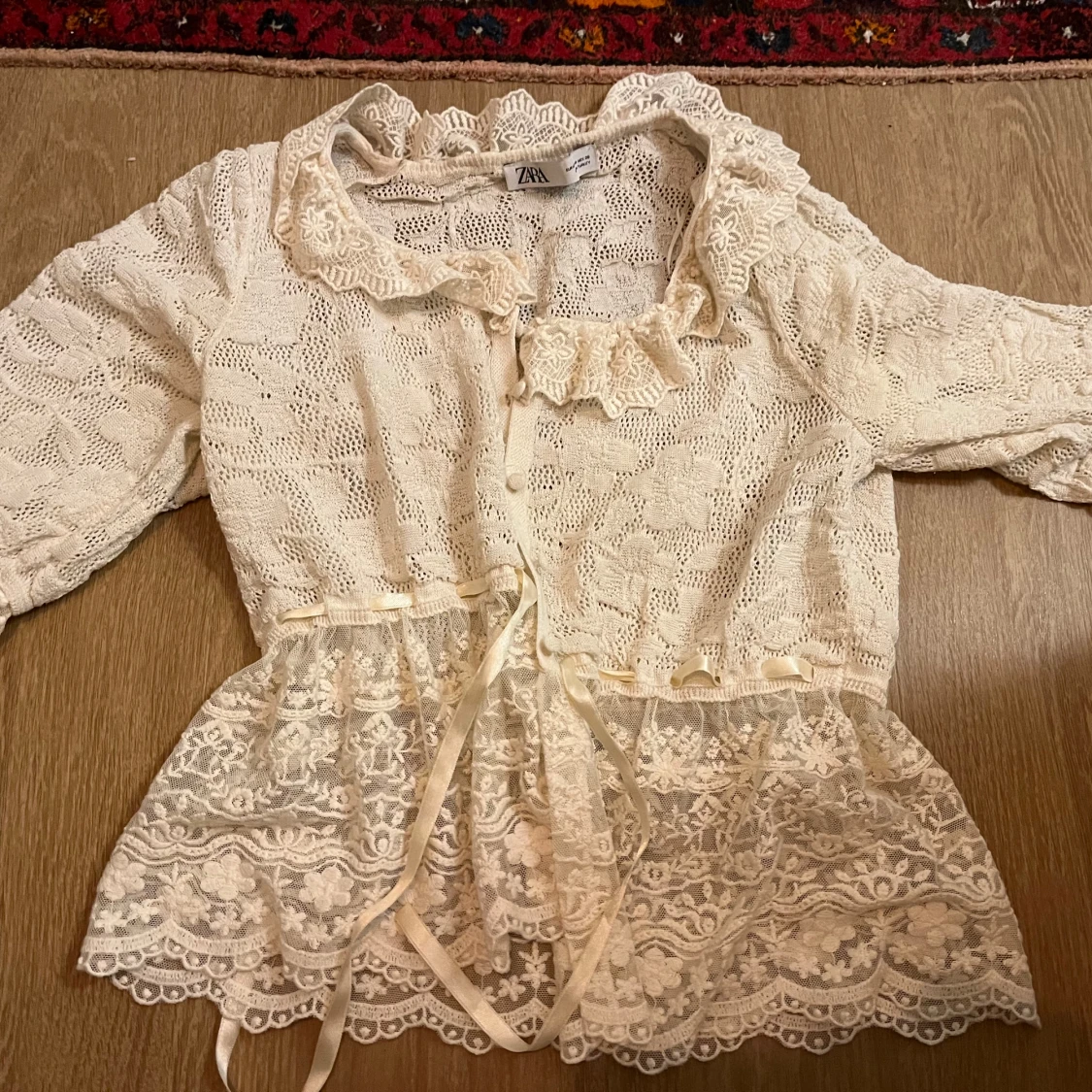 Beige super söt spets topp/blus från zara