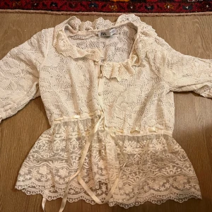 Beige super söt spets topp/blus från zara - Nästan aldrig använd 