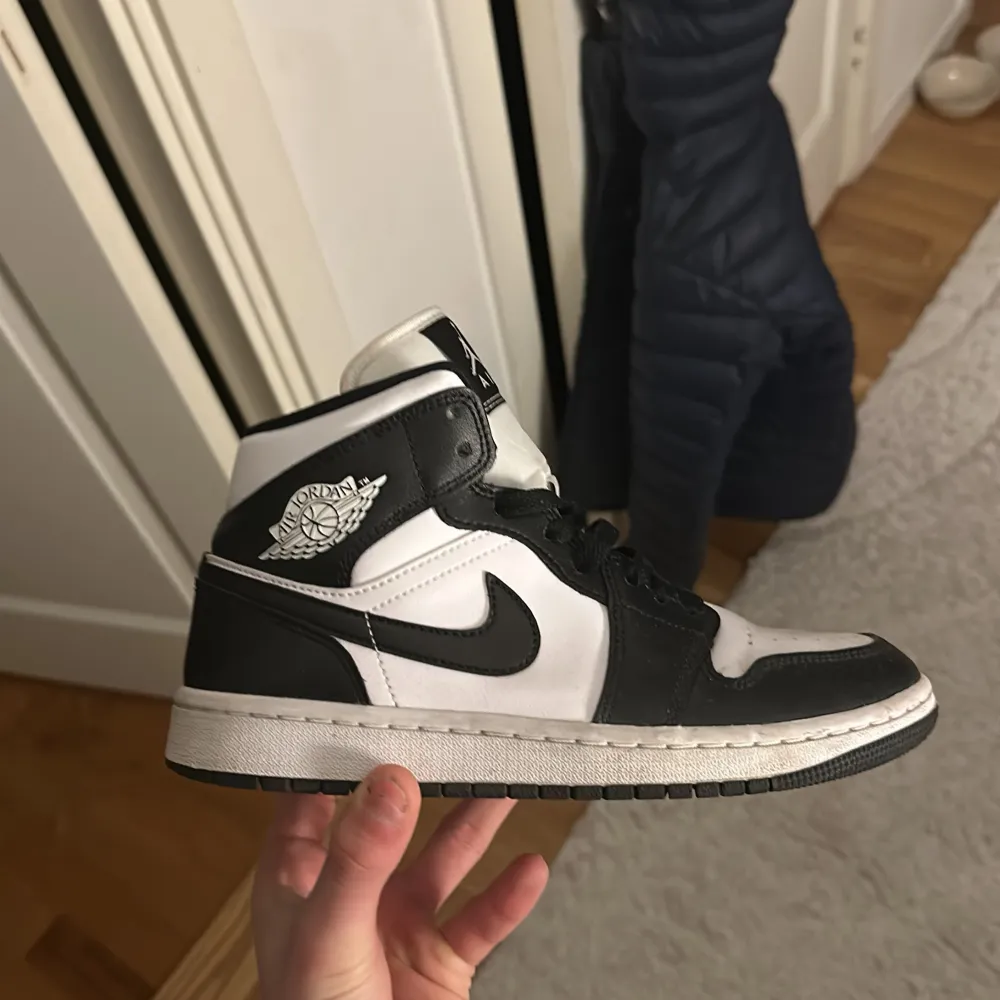 Säljer ett par klassiska Nike Air Jordans i svart och vitt. Skorna är i bra skick med snygg design och ikonisk logga på sidan. Perfekta för både vardag och fest. De har snörning och är bekväma att bära. Passa på att köpa dessa stiliga sneakers!. Skor.