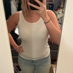 Vitt linne - Säljer ett enkelt vitt linne. Perfekt för sommardagar eller som basplagg under en jacka. Köparen står för frakten💖