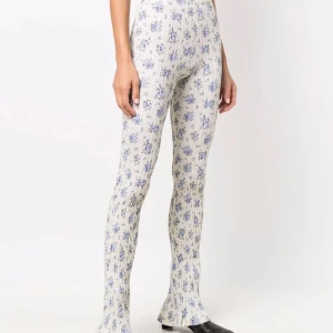 Blommiga byxor från Acne Studios - Använd fåtal ggr. Köpt för cirka 4.000kr säljes för 300kr