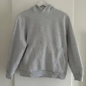 Säljer en superbekväm grå hoodie från Lululemon. Perfekt för mysiga dagar eller träning. Den har en klassisk design med en stor ficka fram och en skön huva. Materialet är mjukt och håller dig varm under kyliga dagar. Passar till allt! 🩶