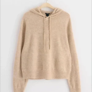  stickad hoodie! - Mysig beige stickad hoodie från Lindex i stl xs!  Den är i jättebra skick, knappt använd. Hör av er vid frågor eller för fler bilder!🥰