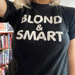 Svart t-shirt med text - Säljer en cool t-shirt som tyvärr inte kommer till användning längre🩵🩵 