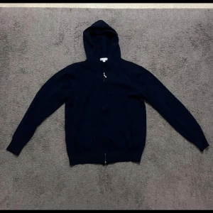 Mörkblå kashmir hoodie   - Säljer en stilren mörkblå hoodie i bra skick. Den har en  dragkedja framtill. Ny skick och materialet är toppen 