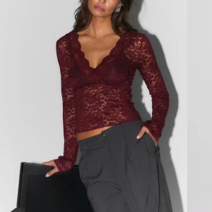 Vinröd spetsblus - Snygg vinröd spetsblus med v-ringning och långa ärmar. Perfekt för en kväll ute eller en fest. Skriv för fler bilder eller frågor!❣️