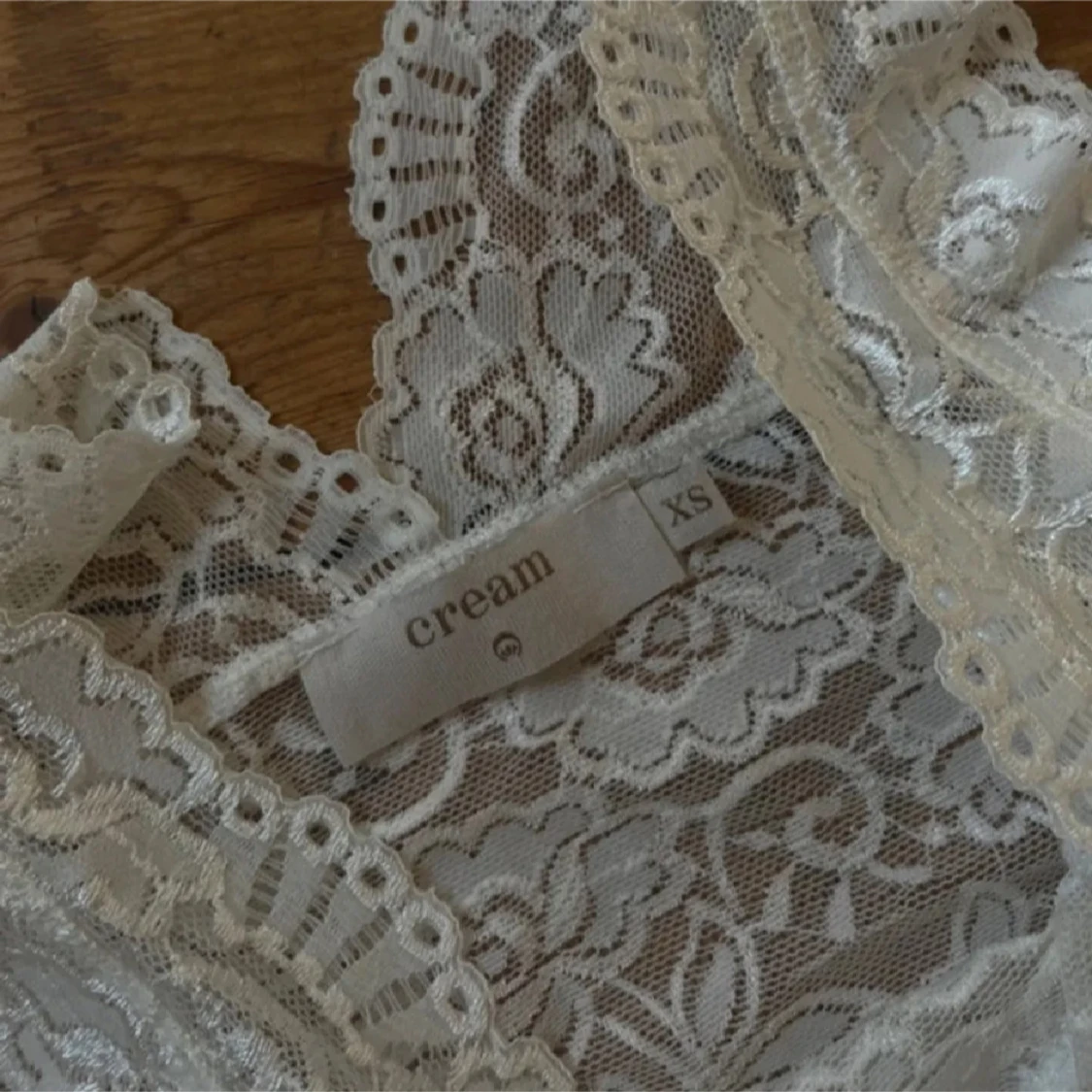 Vit spetslinne från Cream - 90