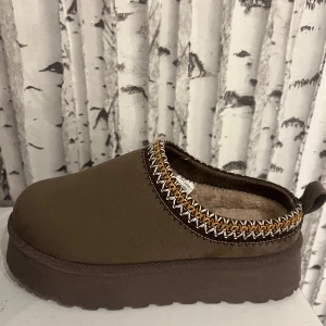 Bruna ugga med  pälsfoder - Supermysiga bruna slip-on skor med pälsfoder. Aldrig använda !! Storlek 37 