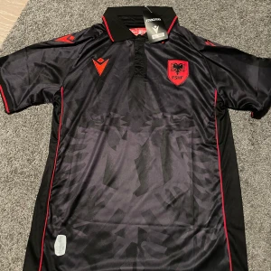 Svart fotbollströja från Macron - En helt ny Albansk fotbollströja i storlek S 
