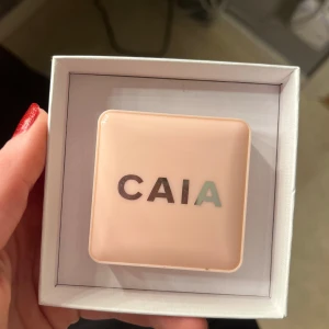 Rouge från CAIA - Säljer en snygg rouge från CAIA i Raspberry passion. Den har en skimrande, varm ton som ger ett fantastiskt glow. Perfekt för att framhäva kindbenen eller andra ansiktsdrag. Kompakt och lätt att ta med i väskan! Använd som syns men fortfarande mycket kvar!