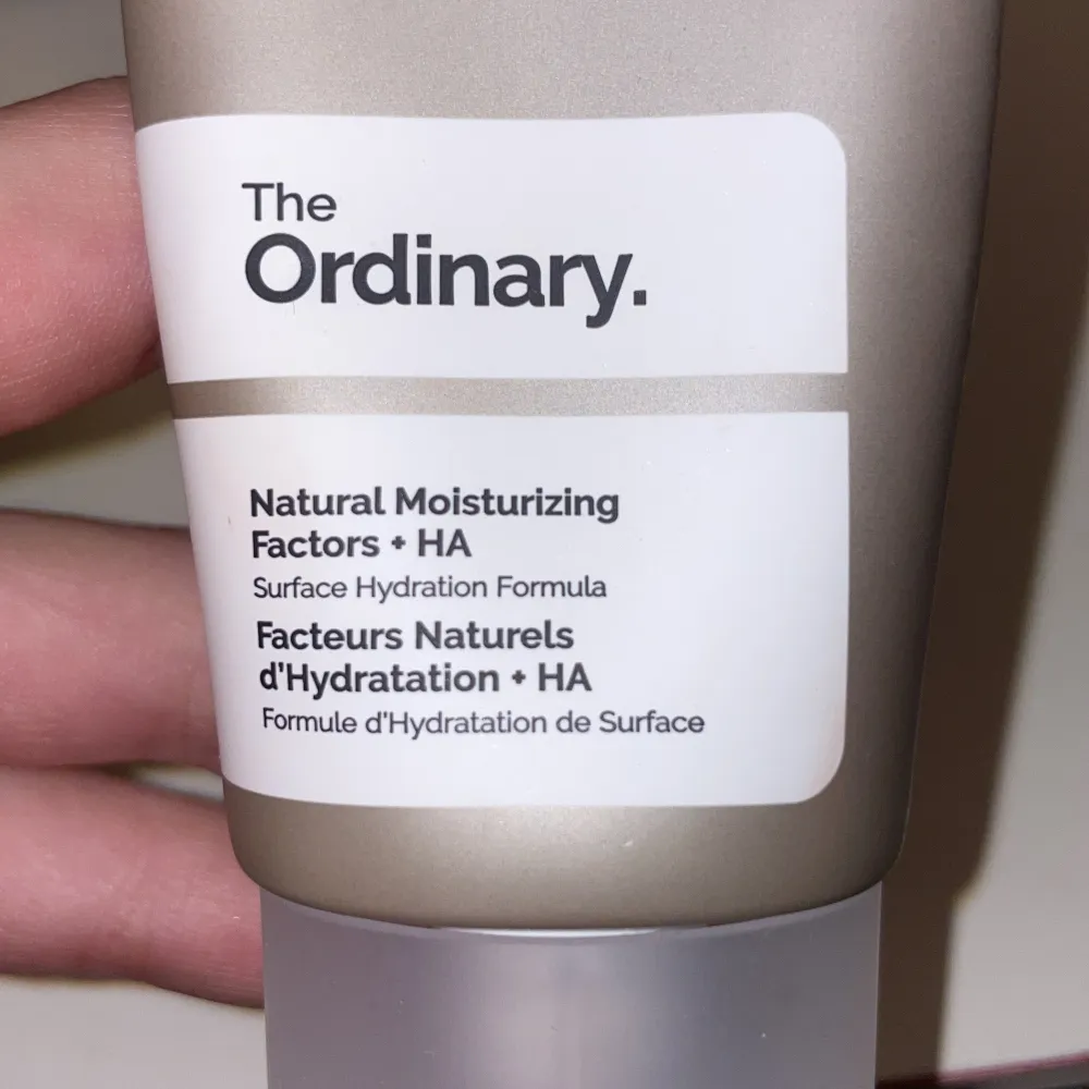 Säljer en tub av The Ordinary Natural Moisturizing Factors + HA. Denna fuktkräm är perfekt för att återfukta huden och innehåller hyaluronsyra. Tuben är smidig och lätt att ta med sig. Perfekt för daglig användning för att hålla huden mjuk och återfuktad.. Skönhet.