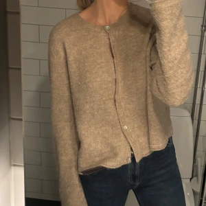 Beige kofta - Mysig beige kofta i mjukt material med knappar .