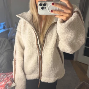 Jacka i pile H&M - Skitsnygg jacka i pile ifrån H&M, aldrig använt med prislappen kvar 🥰 Väldigt varm då det är den tjockare modellen! Helt slutsåld överallt 