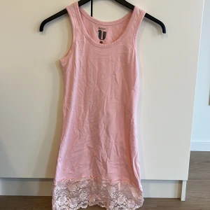 Rosa ärmlös klänning med spetsdetalj - Söt rosa ärmlös klänning från Basic U i storlek S. Den har en fin spetsdetalj längst ner. 