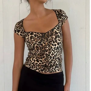 Leopardmönstrad topp - Super snygg trendig leopard topp från Nelly, använd fåtal gånger men ser helt ny ut. Toppen är storlek Small 🩷
