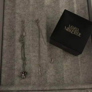 Maria Nilsdotter halsband - Säljer mitt Maria Nilsdotter halsband med bokstaven E. Kedjan är tunn och normal längd. Kommer i box! 🩷