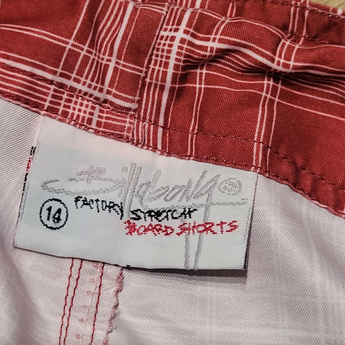 Röda rutiga shorts från Billabong - 91