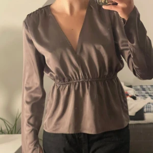 Gina sidenblus - Säljer min fina sidenblus från Gina som aldrig använts. V-neck och i nyskick köpt kanske ett år sedan. 🤎