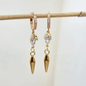 Handgjorda örhängen - Handgjorda örhängen●Följ :@ekjewelryofficial🤲 ● 💎Material- 100% rostfritt stål ●Örhängeskrokar -rostfritt stål och kristall. Nickel fri. Längd -4,5cm. Vattentåliga, ändrar inte färgen! 