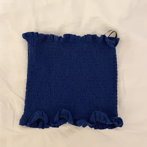 Blå tubtop  - Jättefin blå tubtop från Hm i storlek M (passar även S), som tyvärr inte kommer till användning! Använd vid fåtal tillfällen, därav bra skick. Pris kan diskuteras 🌸🌸