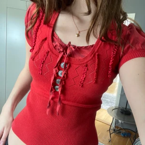 Vintage tröja - Vintage kortärmad tröja med flera detaljer från Karen Millen, väldigt fint skick