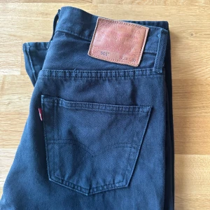 Levis 501  - Ett par svarta jeans från Levis i modellen 501. Storlek 29 i bredd och storlek 32 på längden.  Jeansen är i använt skick, tappat lite av den svarta färgen där av priset. Tveka inte att höra av dig🤝 Mvh Noah 