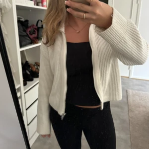 Stickad kofta  - En vit stickad kofta, väldigt mysig och skön.