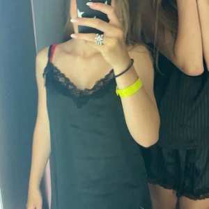 sovklänning - säljer denna svarta sovklänningen, den är superskön då det är silkesmaterial💗