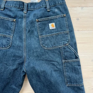 Jeans - Vintage carhartt jeans i relax fit⭐️ finns några flaws som även syns på bilderna då dom är väldigt vintage!🤝midjemått om man mäter rakt över: 44cm grenhöjd: 30cm Innerbenslängd: 81cm