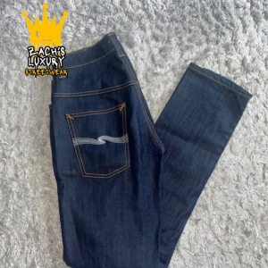 Nudie Jeans - Nudie Jeans av modellen Thin Finn, Storlek: 30/32 - Skicket på jeansen är väldigt bra utan defekter - 10/10 - mitt pris: 450 - Nypris: 1599kr