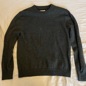 These glory days tröja - Riktigt skön stickad tröja från These Glory Days i Merinoull. Den har inga hål eller skador. Storlek M men skulle nog säga att den sitter mer som S. Hör av vid funderingar!