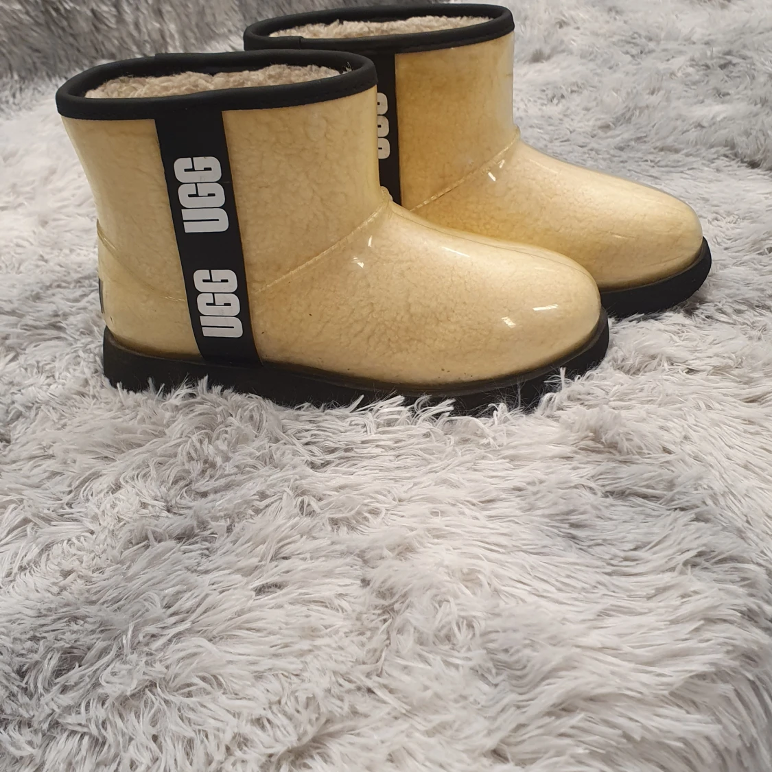 Uggs clear 35