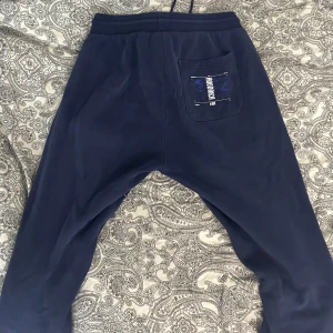 Mörkblått hoodrich set - jag säljer mitt hoodrich set för det inte kommer till användning, inga defekter båda plaggen är i bra skick❤️ skriv för mer bilder eller info OBS! lappen på byxorna är bortklippt då jag vikt ner byxorna när jag använt dom. byxor M tröja S