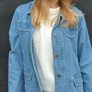 Cool jeansjacka  - Så cool jeansjacka, säljer enbart pga flytt🥹💗