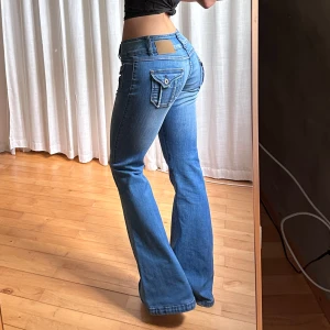 Lågmidjade bootcut jeans - Älskar dom😭Vintage från Jane Norman💓midja 36 innerben 85 jae 165