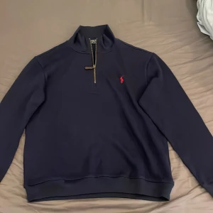 Ralph lauren half zip - Tja säljer nu en av mina Ralph lauren zip tröjor då den inte kommer till så mycket användning. Skick 9/10 och perfekt nu i för hösten.