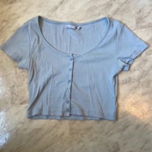 Ljusblå cropad t-shirt  - Flitigt använd men gott skick!